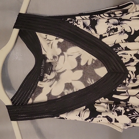 Women's White House Black Market Floral Sleeveless Top - Picture 2 of 2